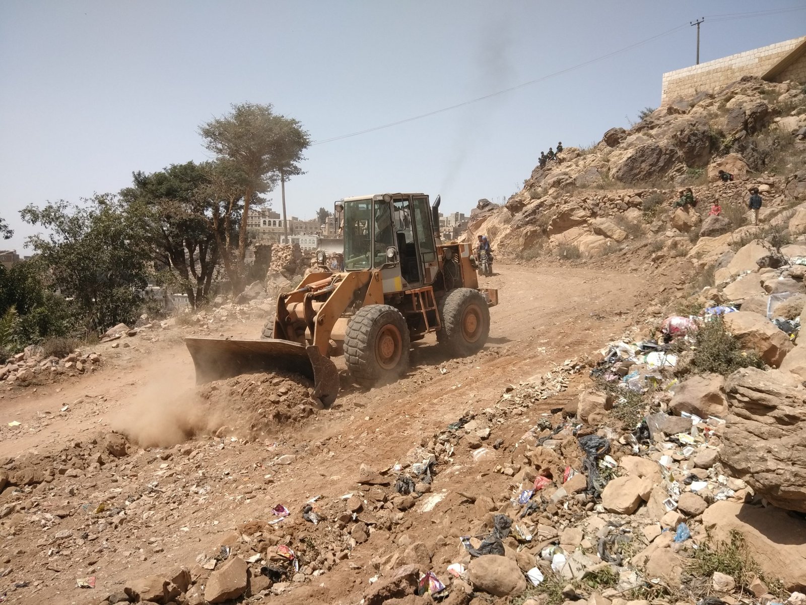 بدء العمل في شق وتعبيد طرق بطول46كيلو في المحويت